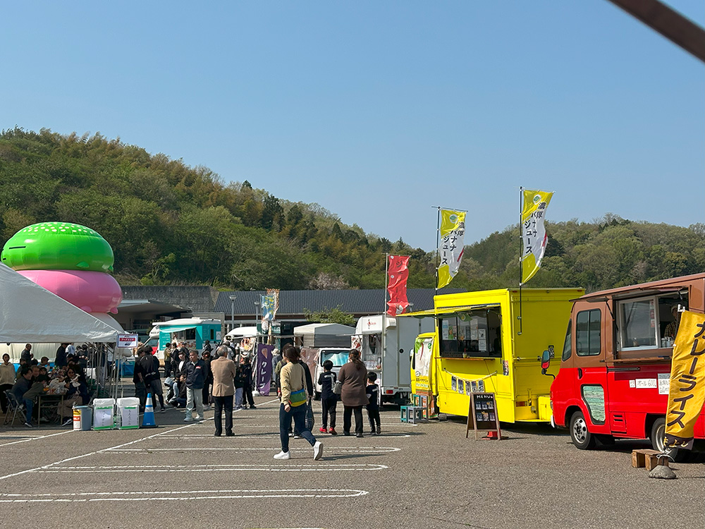 七尾店オープンイベントでキッチンカーなどが並んでいる様子の写真
